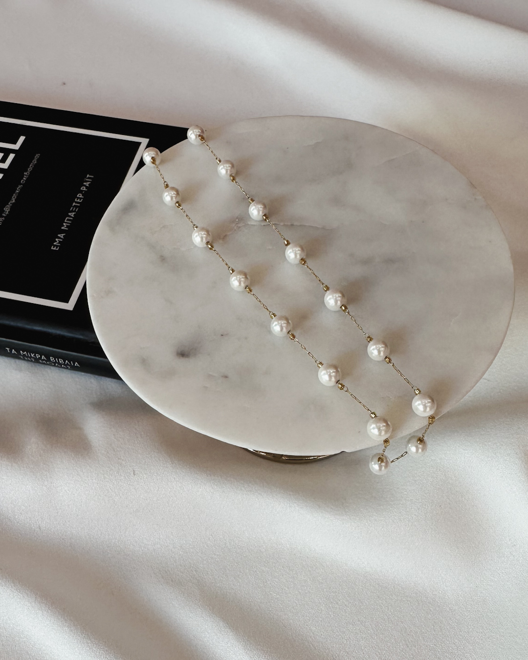 Choker with pearls