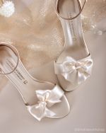 Bella – Νυφικό Δερμάτινο Πέδιλο Ιβουάρ με Χοντρό Τακούνι και Φιόγκο