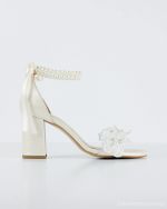 Claudie Pearls – Νυφικό Δερμάτινο Πέδιλο Ιβουάρ με Χοντρό Τακούνι, Διακοσμητικά Λουλούδια και Πέρλες