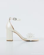 Claudie – Νυφικό Δερμάτινο Πέδιλο Ιβουάρ με Χοντρό Τακούνι και Διακοσμητικά λουλούδια