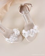 Claudie – Νυφικό Δερμάτινο Πέδιλο Ιβουάρ με Χοντρό Τακούνι και Διακοσμητικά λουλούδια