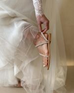 Ianthe – Νυφικό Δερμάτινο Flat Σανδάλι με Μικρές Πέρλες