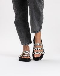 Φωτογραφία από Alina Ζέβρα Λευκή δερμάτινα σανδάλια