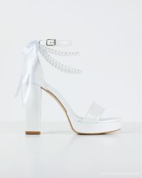 Φωτογραφία από Camille Pearls - Λευκά Δερμάτινα Πέδιλα με Φιάπα & Πέρλες