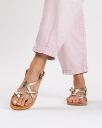 Φωτογραφία από Ifigenia χρυσά δερμάτινα σανδάλια