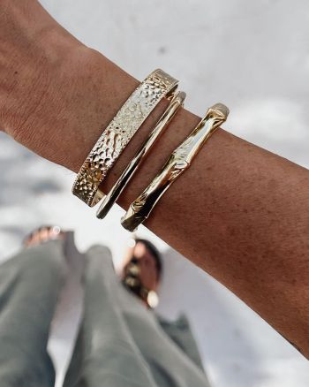 Hammered bangle gold