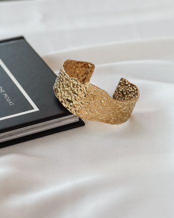 Hammered wide gold