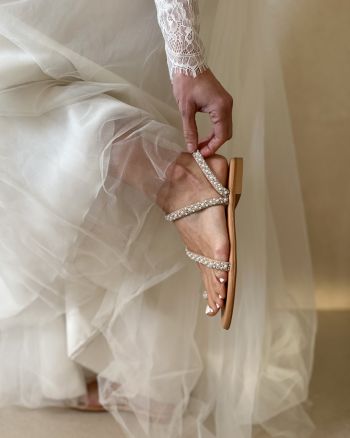 Ianthe – Νυφικό Δερμάτινο Flat Σανδάλι με Μικρές Πέρλες