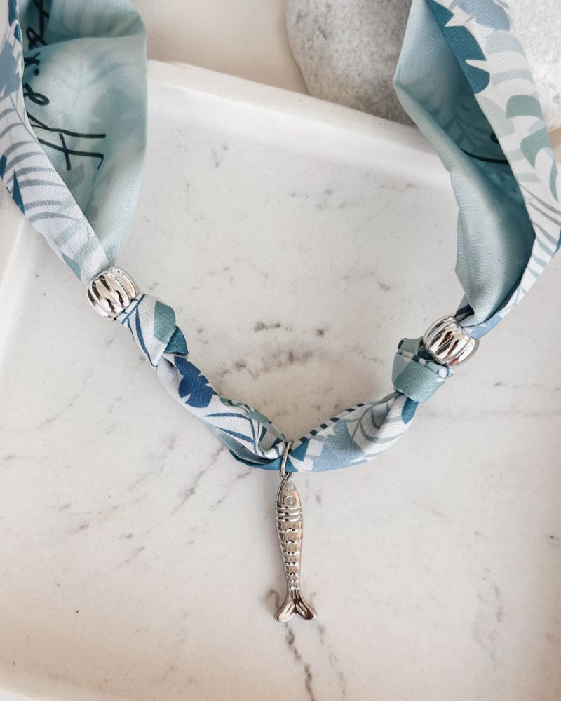 Fish Mantili Scarf Necklace Φωτογραφία από Fish Mantili Scarf Necklace