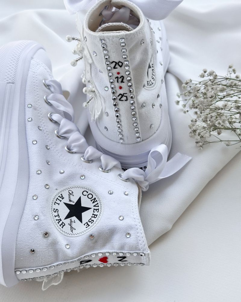 Φωτογραφία από Διακοσμημένα Converse All Star λευκά για νύφη