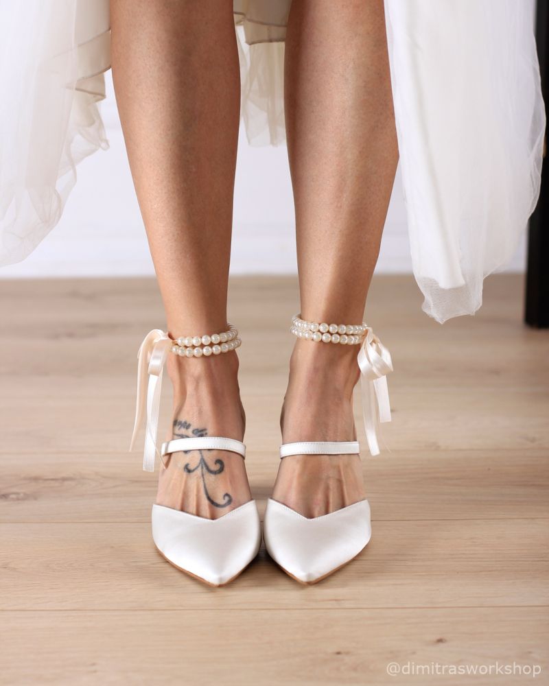 Anneliese Pearls– Ιβουάρ Σατέν Γόβα με Ανοιχτή Φτέρνα και Πέρλες (8 εκ.) Φωτογραφία από Anneliese Pearls– Ιβουάρ Σατέν Γόβα με Ανοιχτή Φτέρνα και Πέρλες (8 εκ.)