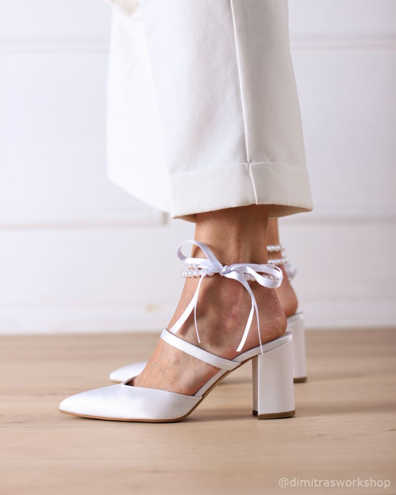 Φωτογραφία από Anneliese Pearls– Λευκή Σατέν Γόβα με Ανοιχτή Φτέρνα και Πέρλες (8 εκ.)