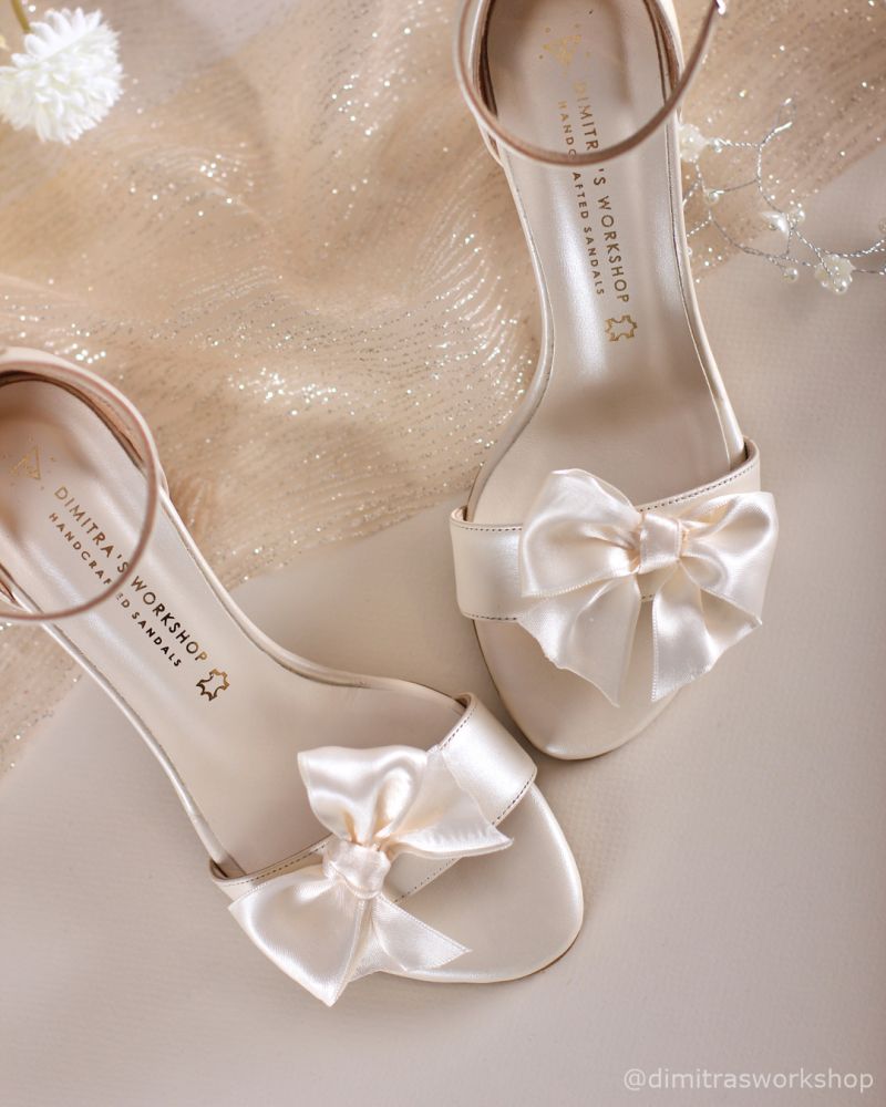 Φωτογραφία από Bella – Νυφικό Δερμάτινο Πέδιλο Ιβουάρ με Χοντρό Τακούνι και Φιόγκο