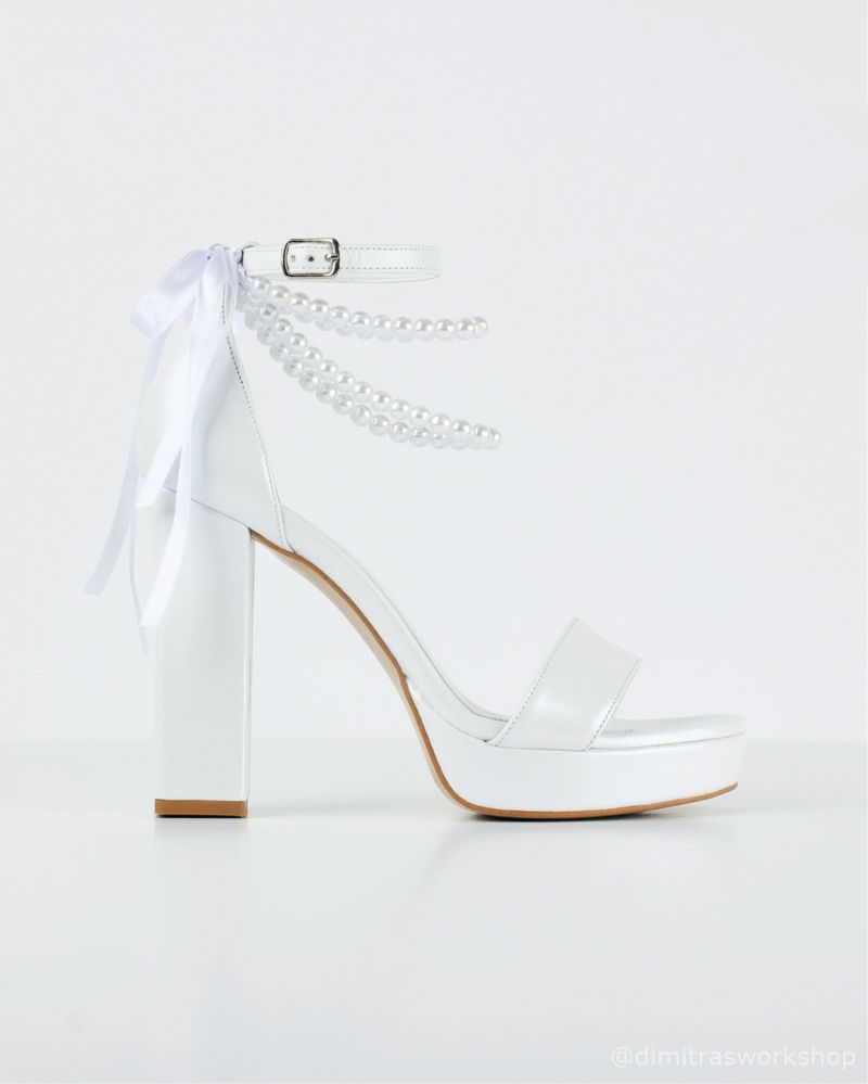 Φωτογραφία από Camille Pearls - Λευκά Δερμάτινα Πέδιλα με Φιάπα & Πέρλες