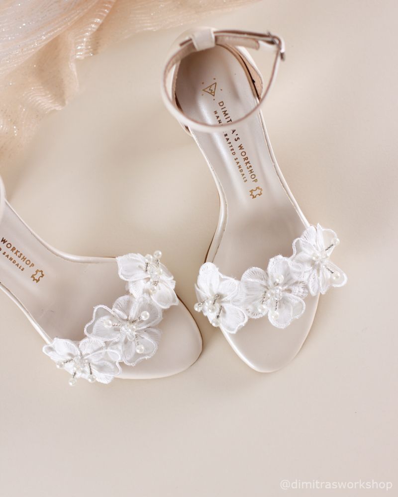 Φωτογραφία από Claudie – Νυφικό Δερμάτινο Πέδιλο Ιβουάρ με Χοντρό Τακούνι και Διακοσμητικά λουλούδια