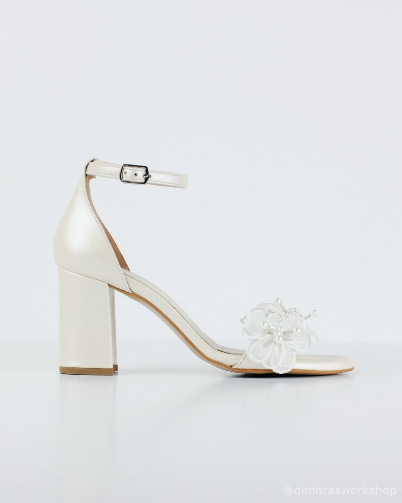 Φωτογραφία από Claudie – Νυφικό Δερμάτινο Πέδιλο Ιβουάρ με Χοντρό Τακούνι και Διακοσμητικά λουλούδια