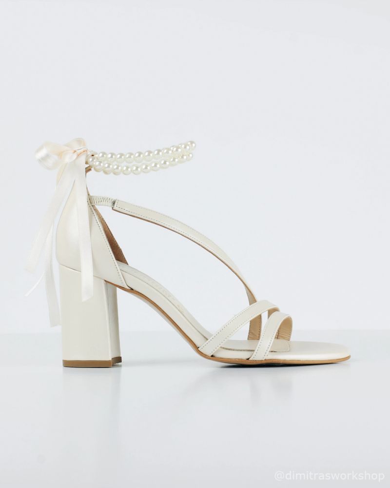 Φωτογραφία από Diana Pearls– Ιβουάρ Δερμάτινο Νυφικό Πέδιλο με Πέρλες (8 εκ.)