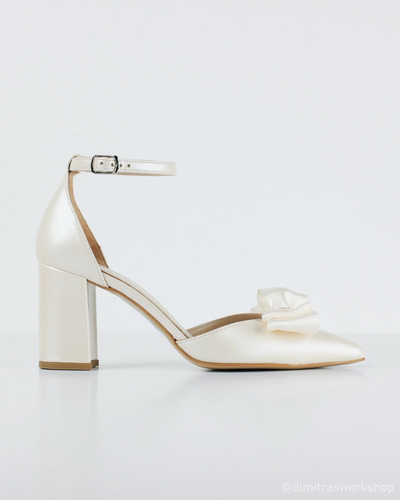 Φωτογραφία από Julietta ιβουάρ δερμάτινες γόβες με φιόγκο