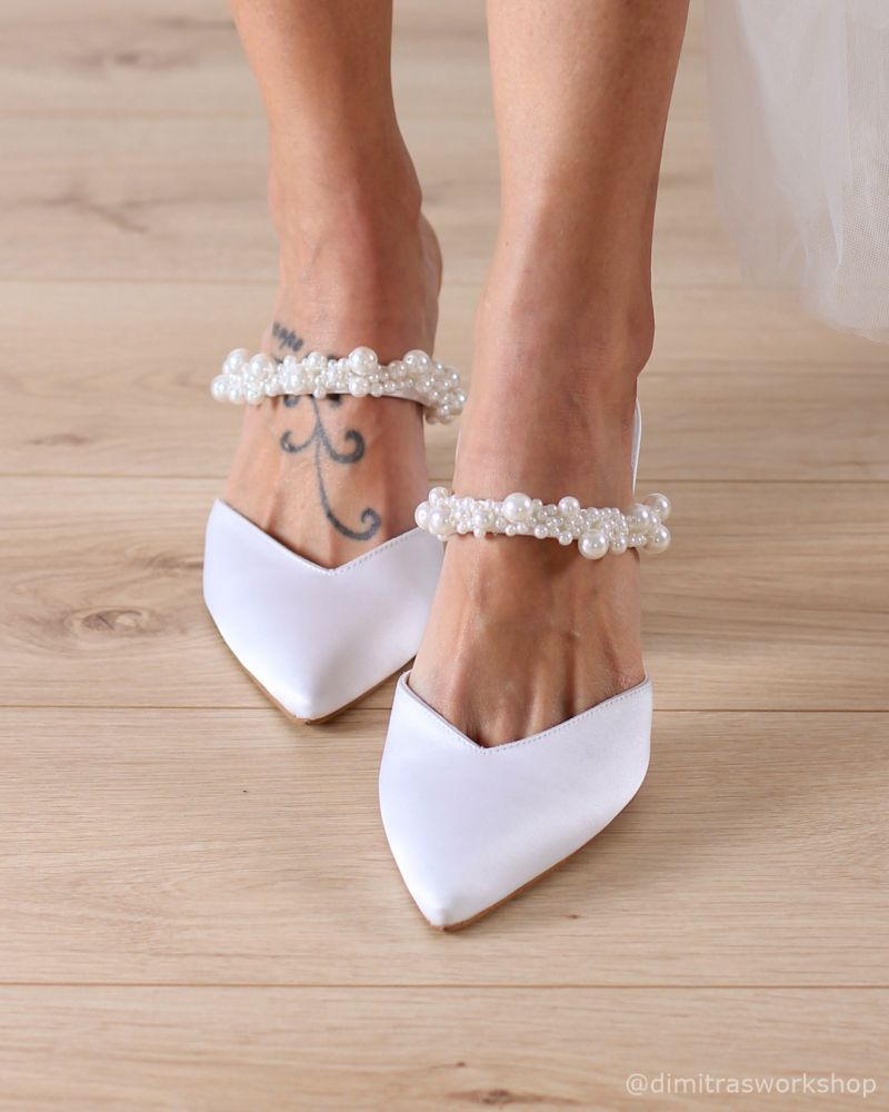 Φωτογραφία από Jackie Pearls– Λευκή Σατέν Γόβα με Ανοιχτή Φτέρνα και Πέρλες (8 εκ.)